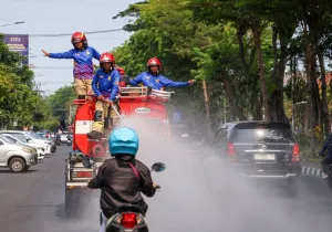Tak Ingin Warga Surabaya Makin Gerah Dihantam Panas, Damkar Gencarkan Pembasahan Jalan