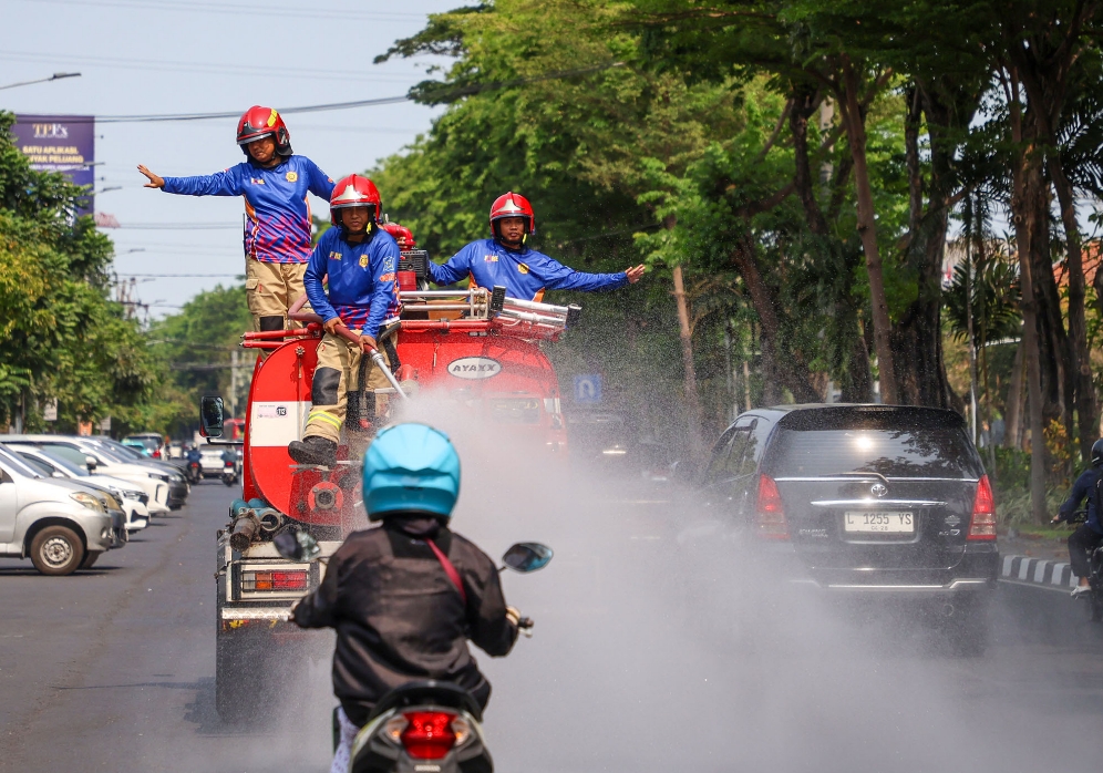 Tak Ingin Warga Surabaya Makin Gerah Dihantam Panas, Damk...