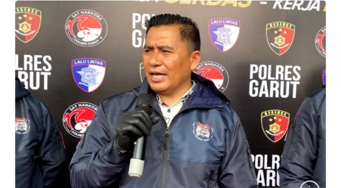 Tak Senang Ada Wanita Melintas, Gadis Pembawa Golok Ancam...