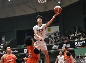 Dewa United Kalahkan Pelita Jaya dengan Skor Tipis 61-59