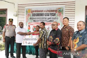Dukung Pengembangan Ekonomi Masyarakat, Gubernur Papua Tengah Serahkan Bantuan Alat Pascapanen Kopi di Timika