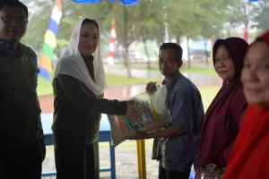 Ringankan Beban Ekonomi, Pemkab Natuna Salurkan Bantuan Beras untuk Ratusan Kepala Keluarga