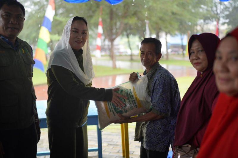 Ringankan Beban Ekonomi, Pemkab Natuna Salurkan Bantuan Beras untuk Ratusan Kepala Keluarga