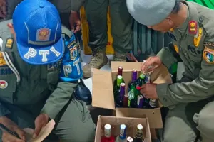 Satpol PP Razia Penjual Miras Berkedok Warung Jamu di Jakut