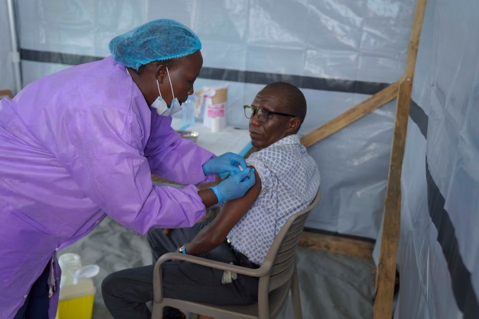 Uji Coba Vaksin Ebola Dimulai, WHO Dukung Upaya RD Kongo ...