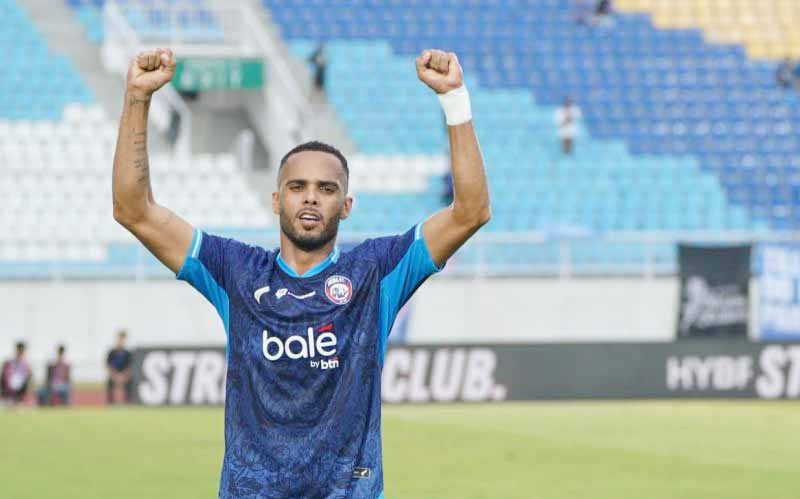 Arema FC "Ngamuk", Pesta 4 Gol ke Gawang Dewa United Tanp...