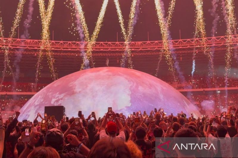 Disambut Meriah Ribuan Penggemar! di Atas "Dome Stage", R...