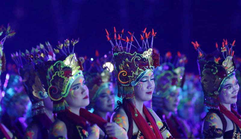 Gandrung Sewu Perdana Digelar Malam Hari, 1.300 Penari Pukau Ribuan Mata dengan Konsep Fosfor