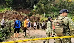 Longsor Setinggi 20 Meter Tutup Jalan Dua Desa di Magetan, Ekskavator Dikerahkan