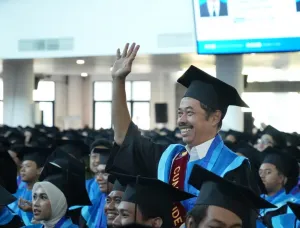 Lulus di Usia 61 Tahun, Abdul Ghofur Jadi Wisudawan Tertua ITS ke-134