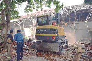 Menunggak Retribusi, Satpol PP Surabaya Ratakan Aset Lahan 7.668 Meter Persegi