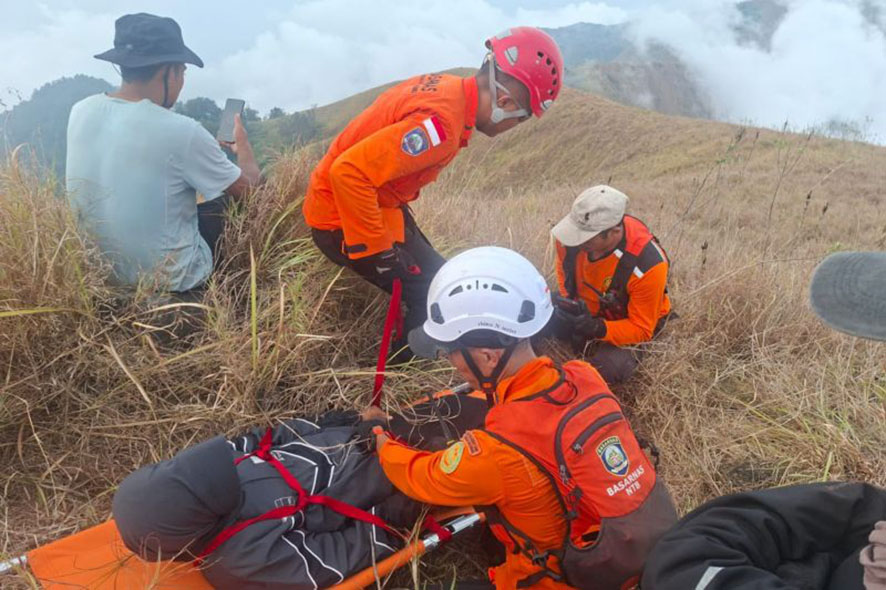 Pendaki yang Cedera di Kawasan Bukit Gunung Rinjani Berhasil Dievakuasi