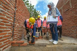Puluhan Ribu Pekerja Konstr...