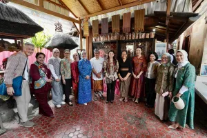 Seruni dan Dekranas Salurkan 500 Kacamata untuk Penenun Lansia di Bali