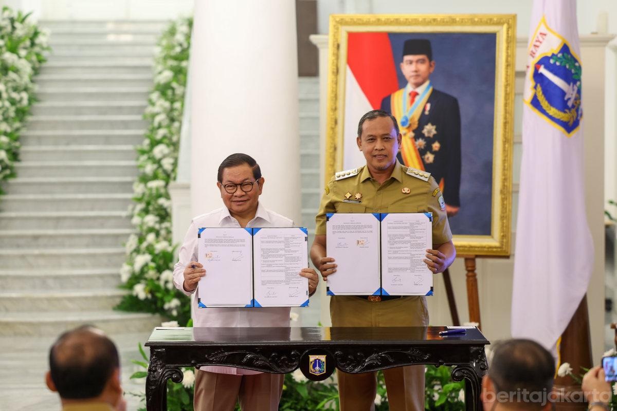Atasi Sampah Jakarta, Pramono Perpanjang Kontrak Pengelol...