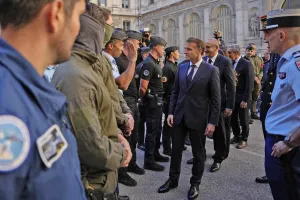 Macron Prihatin atas Terjadinya Kekerasan dalam Aksi Unjuk Rasa