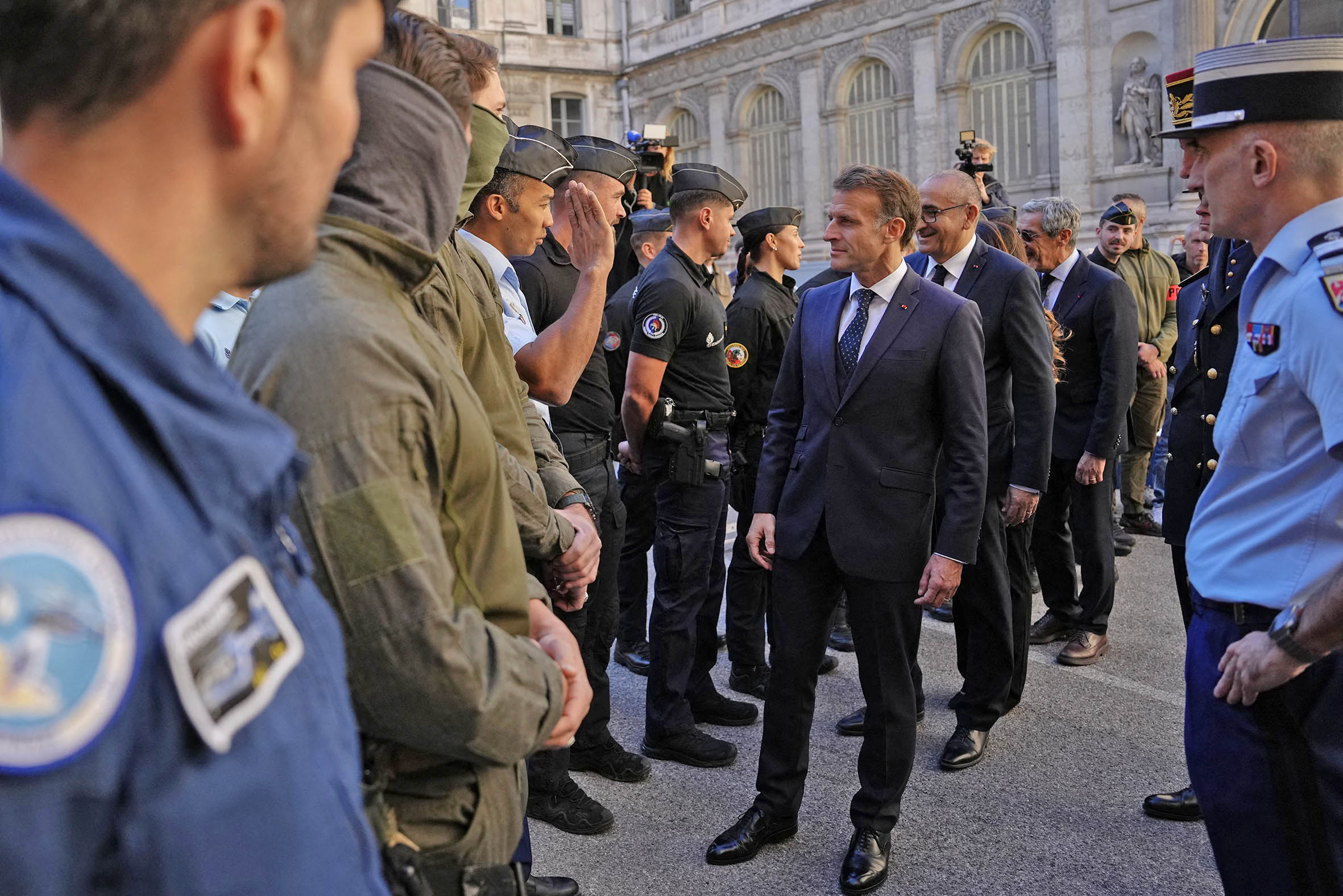 Macron Prihatin atas Terjadinya Kekerasan dalam Aksi Unju...