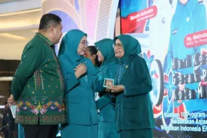 Membanggakan! Tujuh Kader PKK Makassar Terima Penghargaan Adibakti atas Dedikasi Mereka