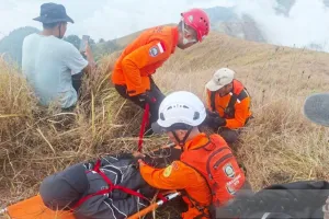 SAR Evakuasi Pendaki Remaja Cedera di Bukit Pergasingan Sembalun