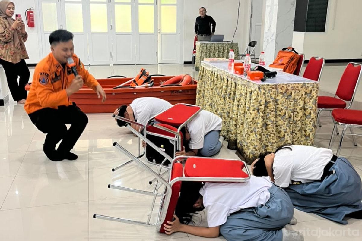Siaga Bencana, BPBD Jaksel Edukasi Kebencanaan di SMA Bakti Idhata Cilandak