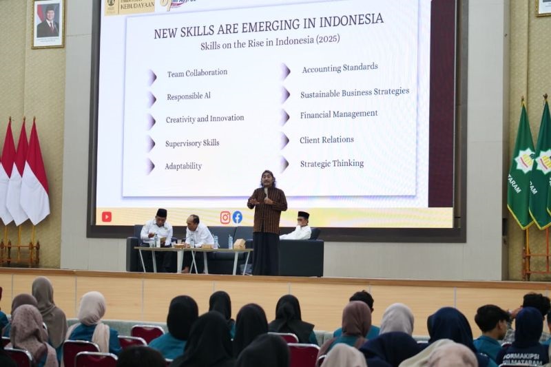 Direktur Kebudayaan UI Ingatkan Mahasiswa Jangan Kehilangan Sisi Kemanusiaan di Era AI
