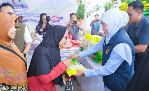 Khofifah Adakan Pasar Murah...