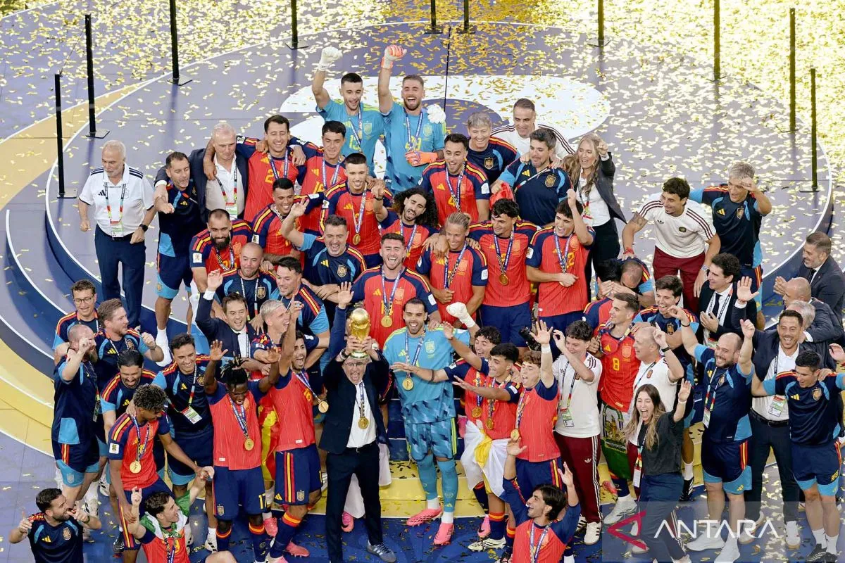 Luis de la Fuente Dinobatkan Jadi Pelatih Terbaik Putra 2...