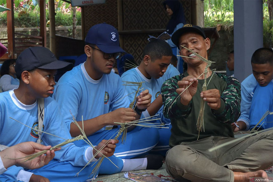 Mempertahankan Wayang Suket Sebagai Sarana Edukasi