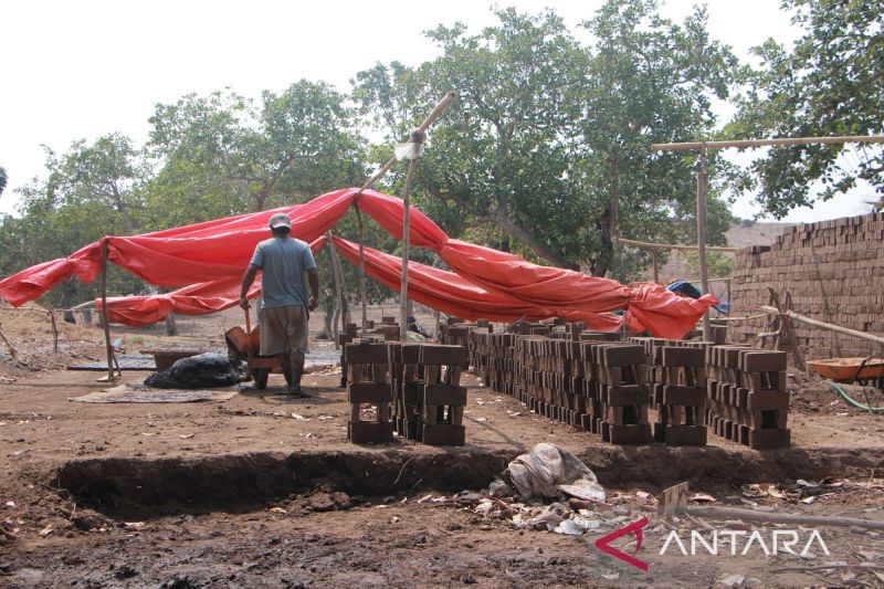 Ringankan Biaya Bangun Rumah, Pemkab Dompu Gratiskan Retr...
