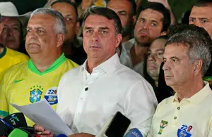 Flavio Bolsonaro Tinggalkan Brasil 