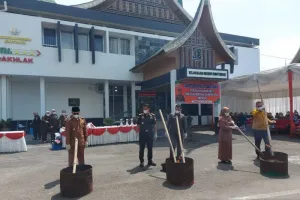 Kejari Bukittinggi Musnahkan Barang Bukti dari 38 Perkara Inkrah.
