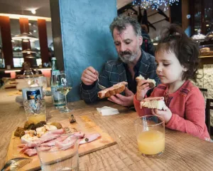 Restoran-restoran di Sardinia Italia Larang Pengunjung Main HP saat Makan