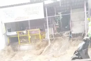Viral di Medsos! Kota Batu Dikepung Banjir Luapan, Jalanan Terendam Lumpur dan Sampah