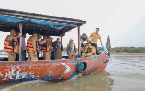Wagub Taj Yasin Turun Langsung Pantau Proyek "Hybrid Seawall" Penahan Abrasi di Demak