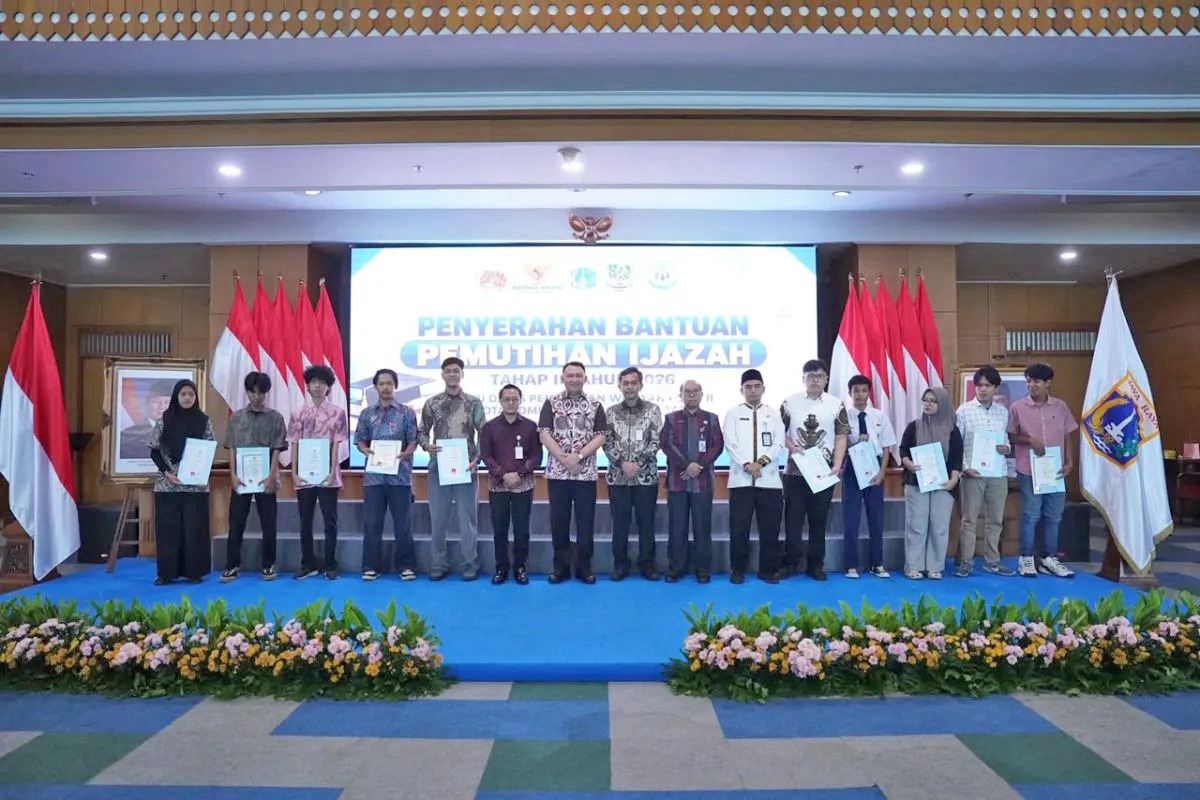 Betapa Gembiranya Intan Mayundaya Akhirnya Memegang Ijazahnya