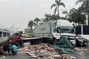 Kecelakaan di Gatot Subroto, Tronton Tabrak Truk Ringan Sebabkan Satu Orang Luka