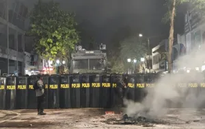 Malioboro Mendadak Ricuh pada Malam Hari, Massa Lempar Batu hingga Petasan ke Arah Polisi