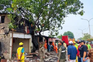 Penertiban 17 Bangunan Liar...