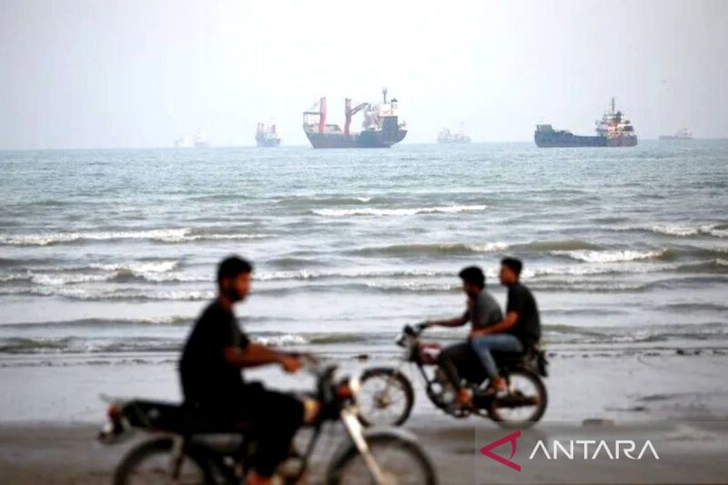 Tiga Kapal Tanker Tabrak Ranjau di Selat Hormuz, Benarkah...