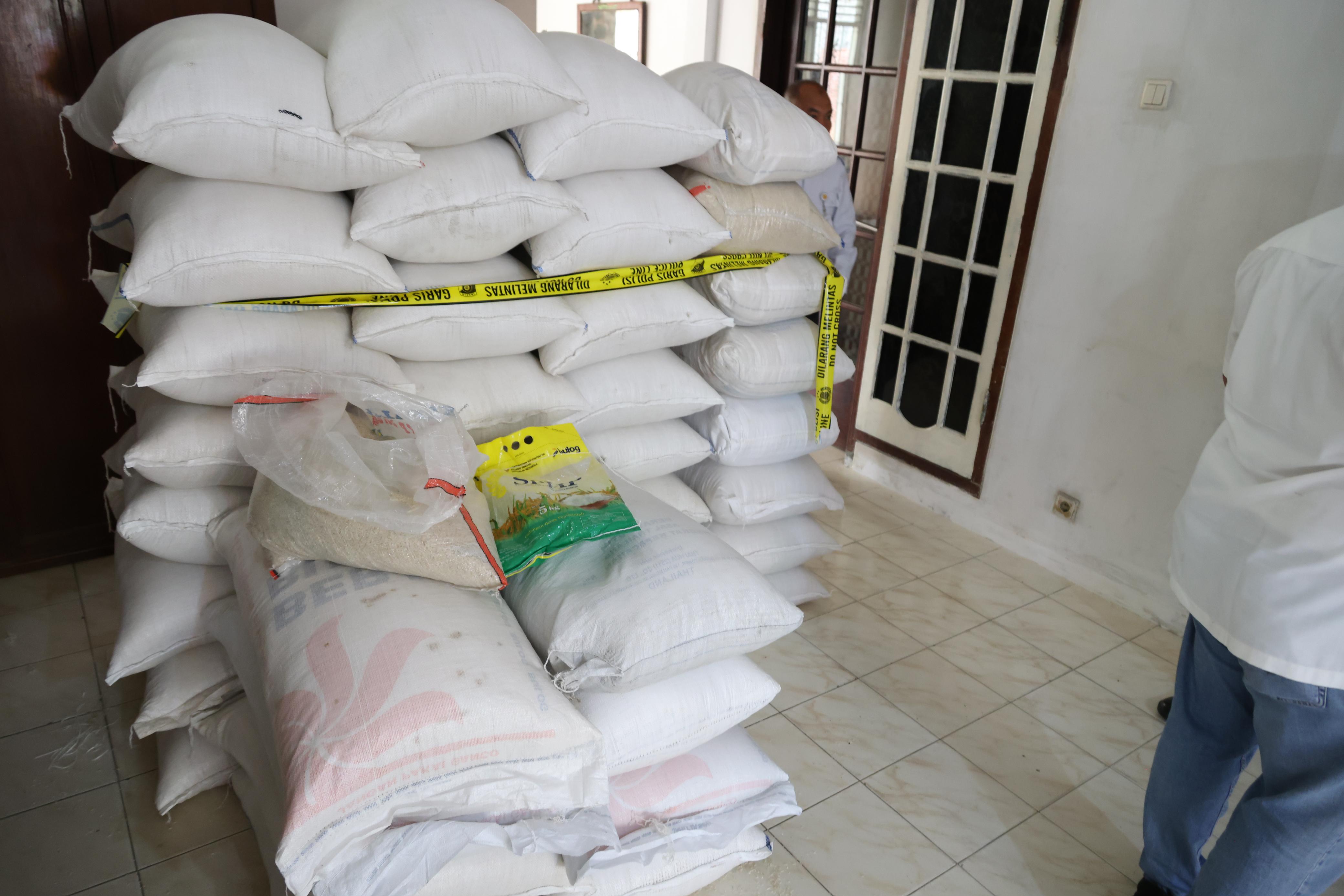 Berawal dari Laporan Warga, Polisi Amankan 1,9 Ton Beras Bansos di Cirebon