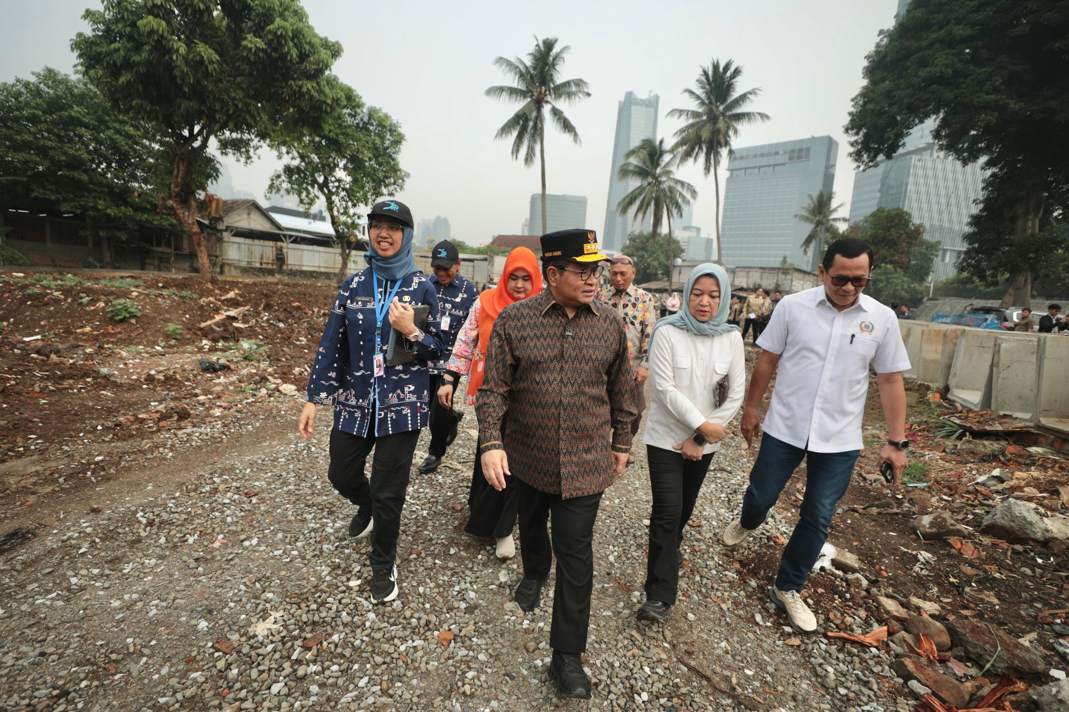Gubernur Pramono Kebut Normalisasi Kali Mampang, 4.393 Meter Kubik Sedimen Dikeruk