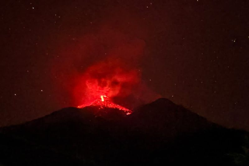 Gunung Karangetang di Pulau Siau Mengalami Erupsi Kecil