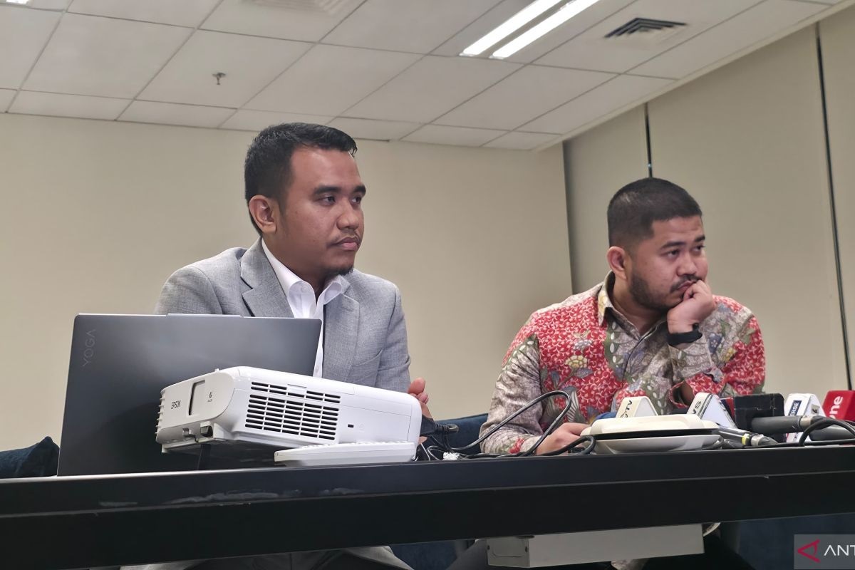 Kuasa Hukum Tunjukkan Scan Ijazah Gibran, Denny CS Walk O...