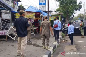 Mendadak Ditertibkan! Personel Gabungan Sasar PKL yang Kuasai Trotoar Kramat Jati