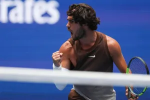 Nyaris Tersingkir! Carlos Alcaraz Atasi Empat Set Point dan Melaju ke Perempat Final Wina