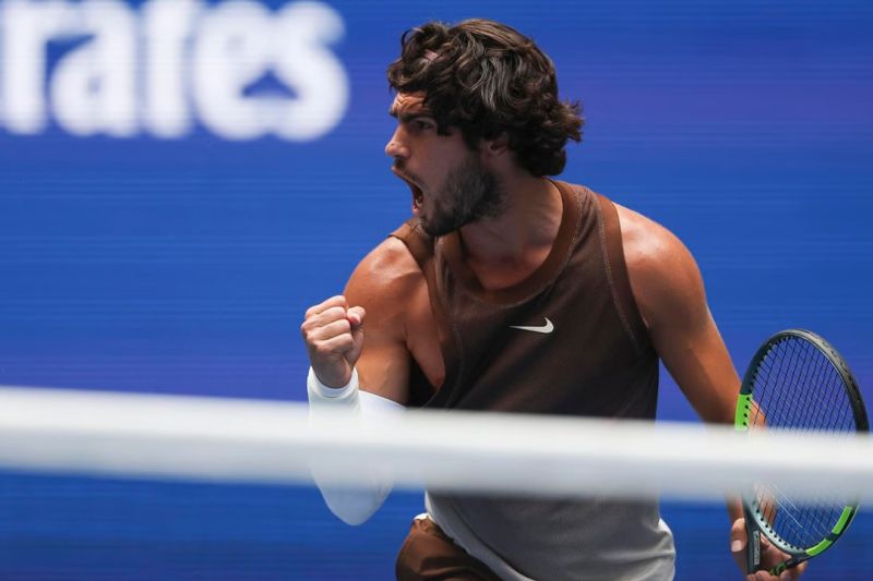 Nyaris Tersingkir! Carlos Alcaraz Atasi Empat Set Point dan Melaju ke Perempat Final Wina