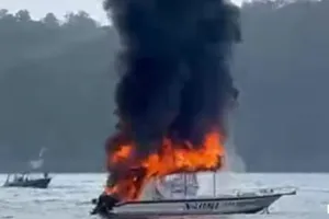 Sebuah Boat Terbakar di Nusa Penida, Empat WNA Berhasil Selamat 