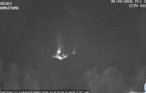 Guguran Lava Pijar Gunung Karangetang Meluncur ke Sejumlah Kali