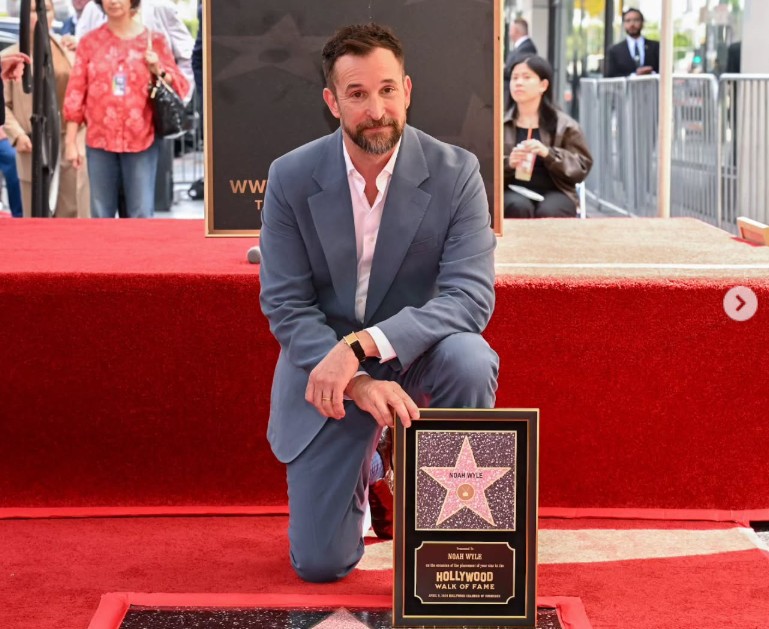 Noah Wyle Dinobatkan sebagai 'Pria Terseksi di Dunia' ver...