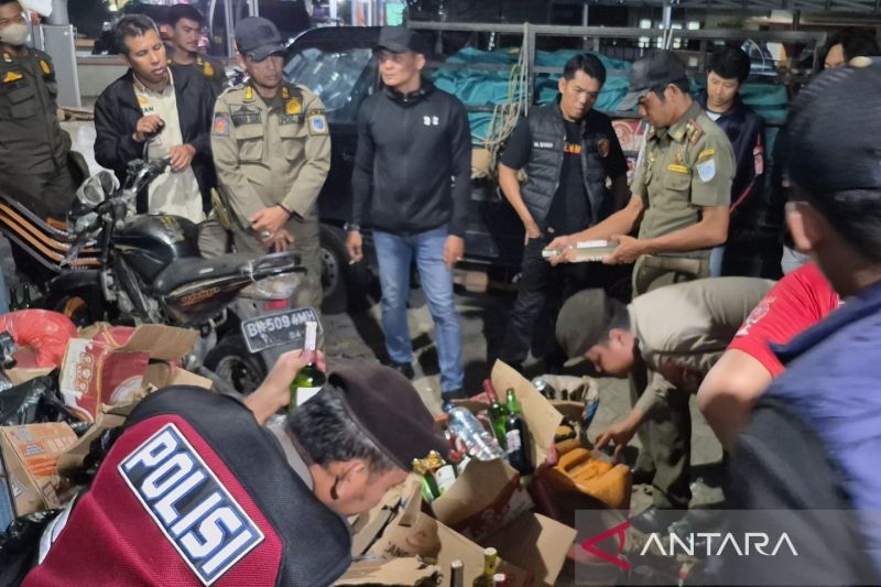 Satpol PP dan Polres Bangka Barat Tertibkan Penjualan Min...